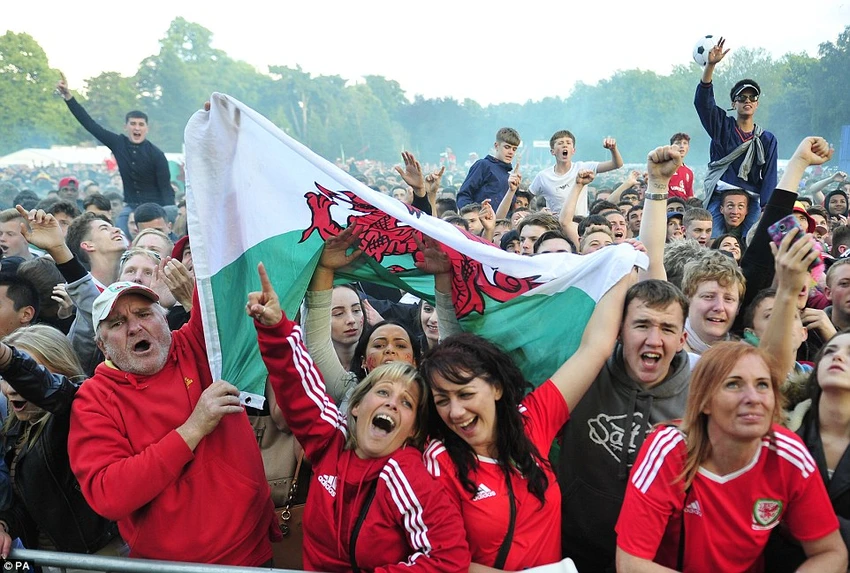 Người dân xứ Wales hạnh phút tột đột với chiến thắng của đội nhà